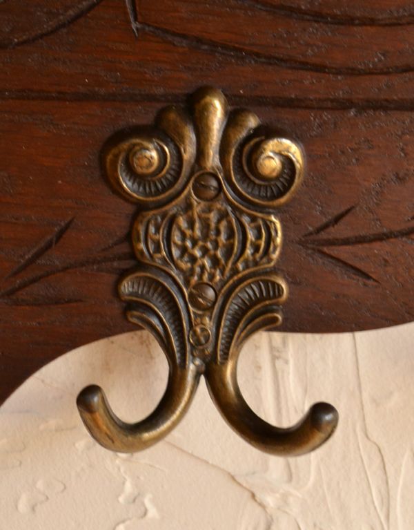 ウォールシェルフ・ウォールハンガー　アンティーク家具　アンティークの壁付け家具、フランスから届いた素敵なミラー付きウォールハンガー 。真鍮製のフックが付いています。(j-1537-f)