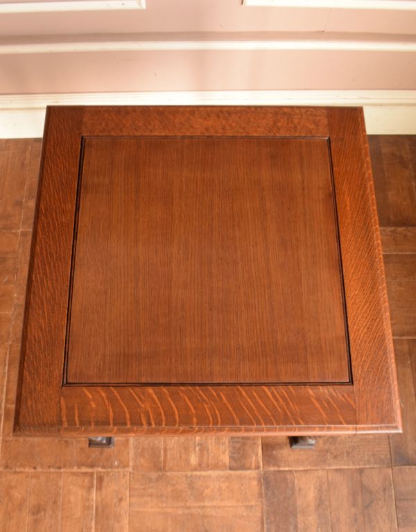 アンティークのテーブル　アンティーク家具　重厚感あるスリムなゲームテーブル、カッコイイ英国のアンティーク家具。きちんとお直ししているので、天板もキレイな状態です。(j-1545-f)