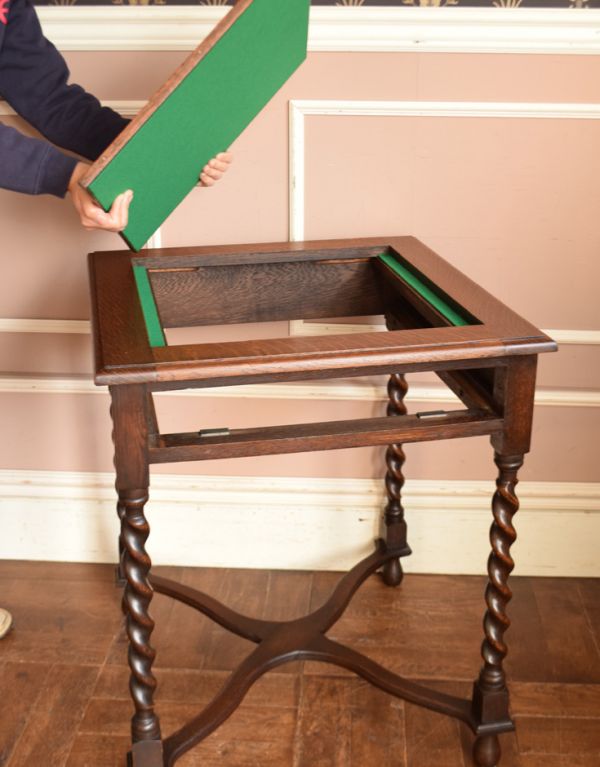 アンティークのテーブル　アンティーク家具　重厚感あるスリムなゲームテーブル、カッコイイ英国のアンティーク家具。天板の中央がフタのようになっていて、それをひっくり返すとゲーム天板になります。(j-1545-f)