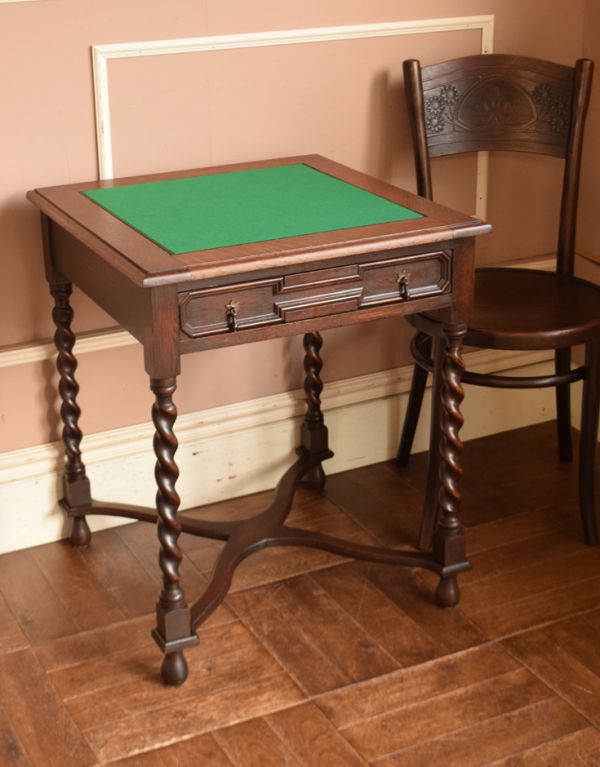 アンティークのテーブル　アンティーク家具　重厚感あるスリムなゲームテーブル、カッコイイ英国のアンティーク家具。ゲーム天板のときには、実際にトランプをしたり、裁縫などの手芸をする際も便利です。(j-1545-f)