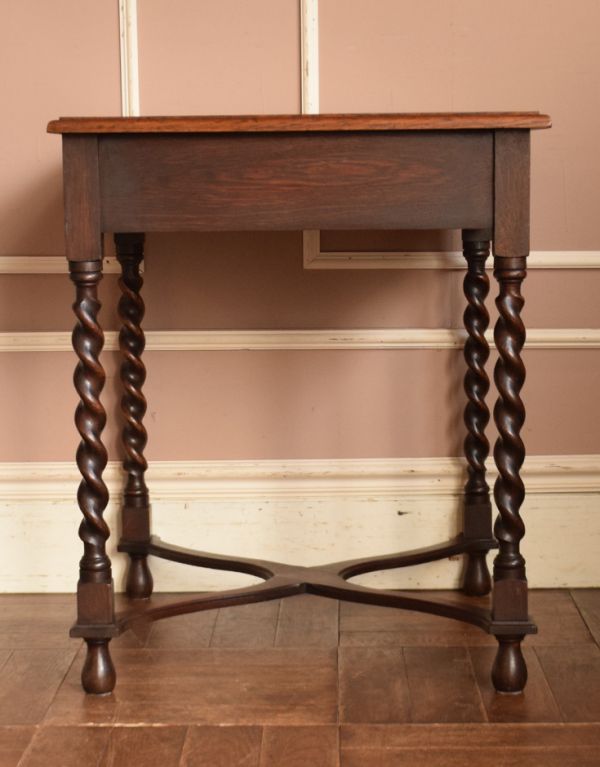 アンティークのテーブル　アンティーク家具　重厚感あるスリムなゲームテーブル、カッコイイ英国のアンティーク家具。きちんとメンテナンスしていますので、届いたその日からお使いいただけます。(j-1545-f)