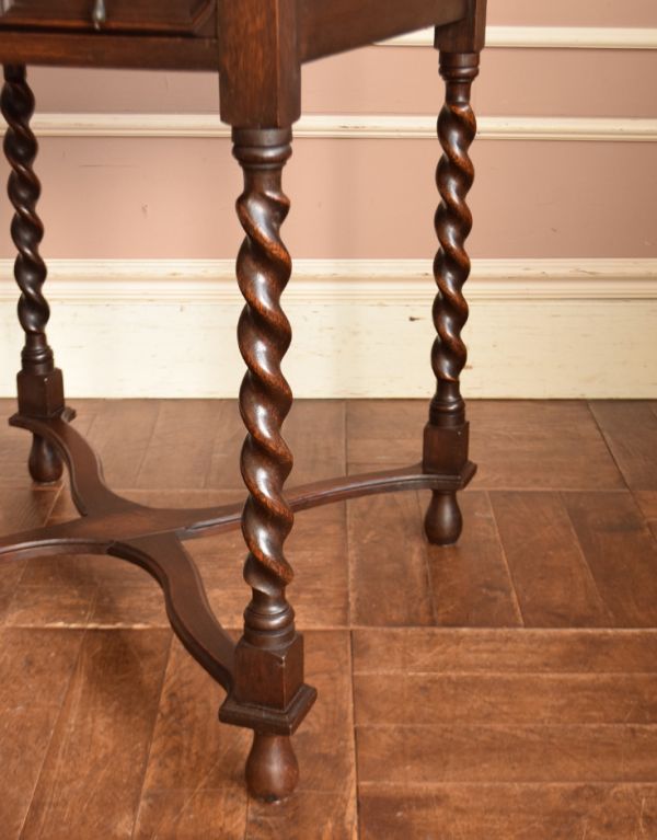 アンティークのテーブル　アンティーク家具　重厚感あるスリムなゲームテーブル、カッコイイ英国のアンティーク家具。しっかり支えるのでご安心ください。(j-1545-f)