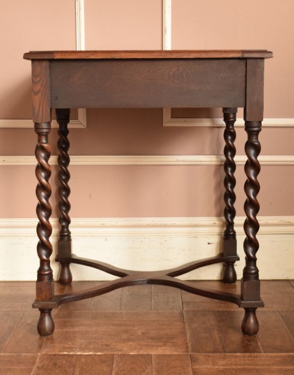 アンティークのテーブル　アンティーク家具　重厚感あるスリムなゲームテーブル、カッコイイ英国のアンティーク家具。きちんとメンテナンスしてあるので、裏側もキレイです。(j-1545-f)