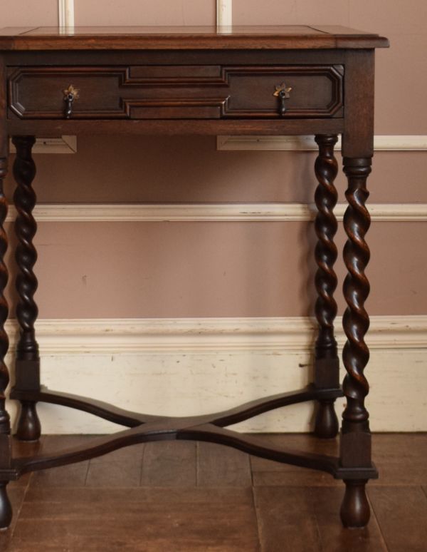 アンティークのテーブル　アンティーク家具　重厚感あるスリムなゲームテーブル、カッコイイ英国のアンティーク家具。ちょっとお茶する時にも丁度良い大きさです。(j-1545-f)