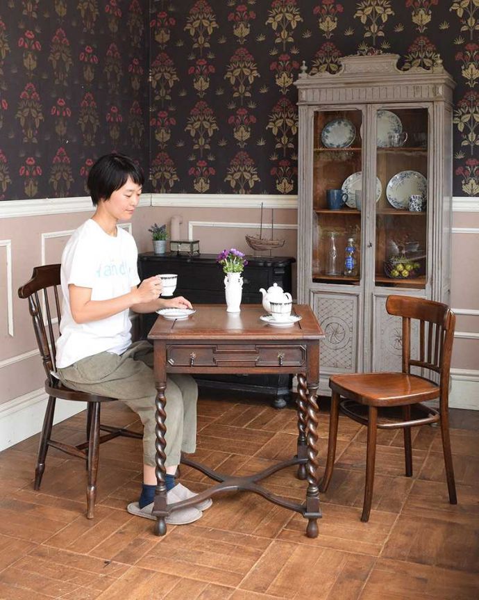 アンティークのテーブル　アンティーク家具　重厚感あるスリムなゲームテーブル、カッコイイ英国のアンティーク家具。ツイストの英国家具でティータイムもいつもよりちょっぴり贅沢な気分。(j-1545-f)