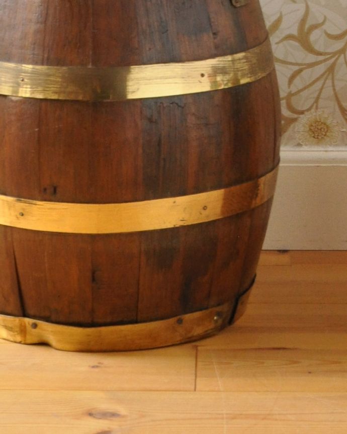 木の雑貨　アンティーク雑貨　英国から届いたアンティーク雑貨、お洒落なバレル（樽）。底はこんな感じです。(j-156-z)