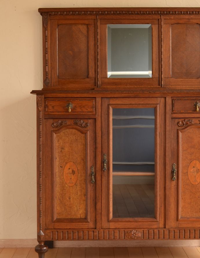 サイドボード　アンティーク家具　フランスから届いたアンティーク家具、ミラーが付いたサイドボード。中央には、ミラーとガラス扉が付いています。(j-1570-f)