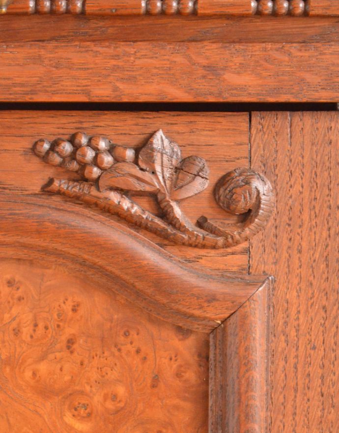 サイドボード　アンティーク家具　フランスから届いたアンティーク家具、ミラーが付いたサイドボード。繊細で高級感たっぷりの扉の彫り。(j-1570-f)