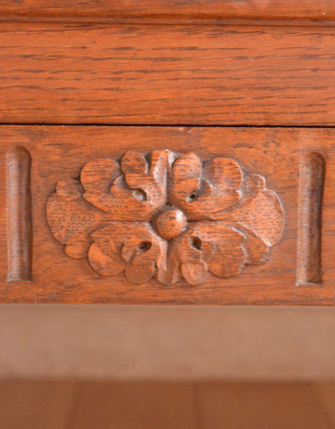 サイドボード　アンティーク家具　フランスから届いたアンティーク家具、ミラーが付いたサイドボード。植物があしらわれた装飾にはどこか和の美しさを感じます。(j-1570-f)