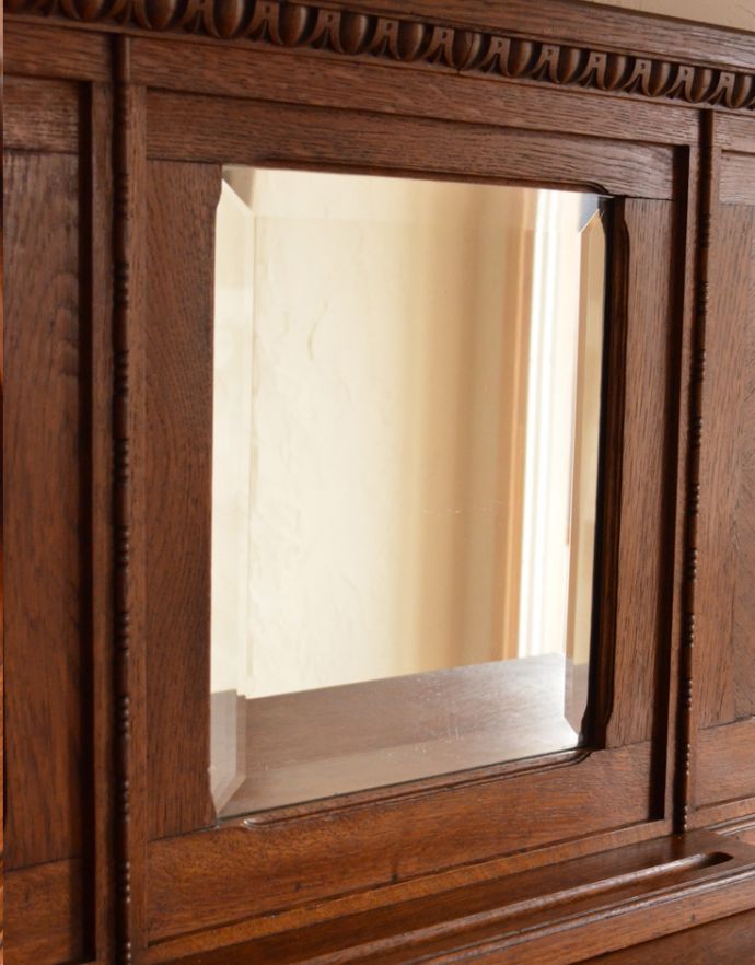 サイドボード　アンティーク家具　フランスから届いたアンティーク家具、ミラーが付いたサイドボード。大きな鏡はお部屋を広く見せる効果があります。(j-1570-f)