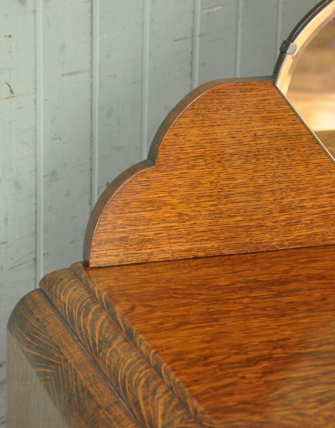 サイドボード　アンティーク家具　英国のアンティーク家具、お花の彫りが入ったミラーバックサイドボード。ミラーの横もカッティングされています。(j-1571-f)
