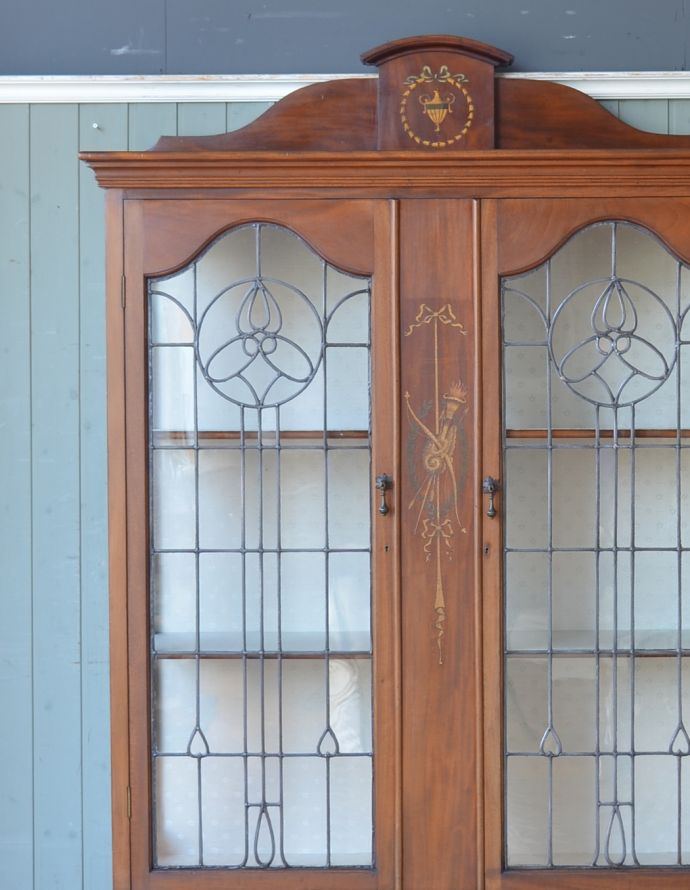 アンティークのキャビネット　アンティーク家具　アンティークの英国インテリア、象嵌入りの高級感溢れるガラスキャビネット（飾り棚） 。扉に描かれた象嵌の美しさにうっとり･･･美しい象嵌で描かれた模様が一番の特長。(j-1577-f)