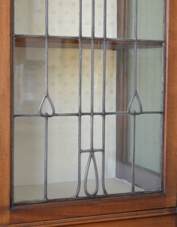 アンティークのキャビネット　アンティーク家具　アンティークの英国インテリア、象嵌入りの高級感溢れるガラスキャビネット（飾り棚） 。アンティークのガラスの美しさガラスも古いアンティークのステンドグラスは独特の雰囲気が魅力。(j-1577-f)