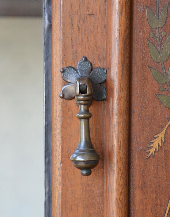 アンティークのキャビネット　アンティーク家具　アンティークの英国インテリア、象嵌入りの高級感溢れるガラスキャビネット（飾り棚） 。開ける度にワクワク使い勝手の良いドロップタイプの取っ手が下がっています。(j-1577-f)