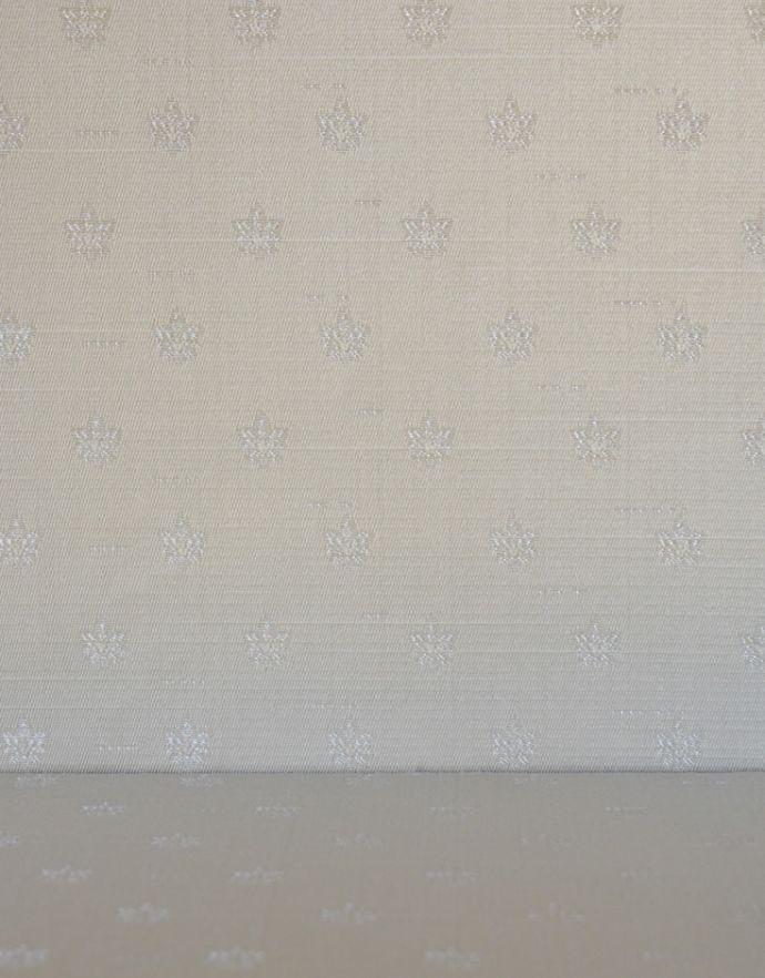 アンティークのキャビネット　アンティーク家具　アンティークの英国インテリア、象嵌入りの高級感溢れるガラスキャビネット（飾り棚） 。新しく貼り替えましたキャビネットに似合う生地を選んで張り替えた背板。(j-1577-f)