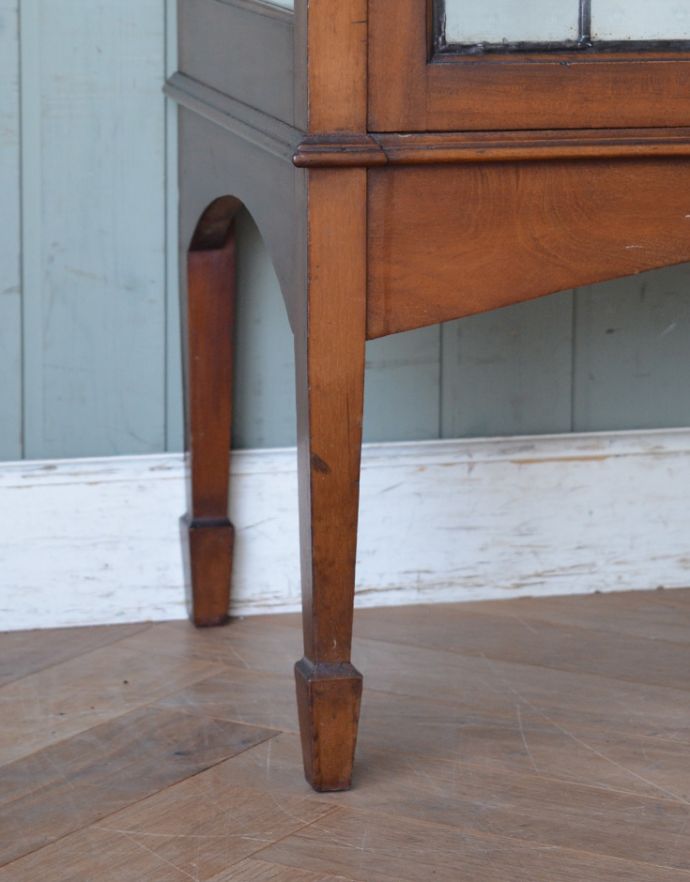 アンティークのキャビネット　アンティーク家具　アンティークの英国インテリア、象嵌入りの高級感溢れるガラスキャビネット（飾り棚） 。女性１人でラクラク運べちゃうんですHandleのアンティークは、脚の裏にフェルトキーパーをお付けしています。(j-1577-f)