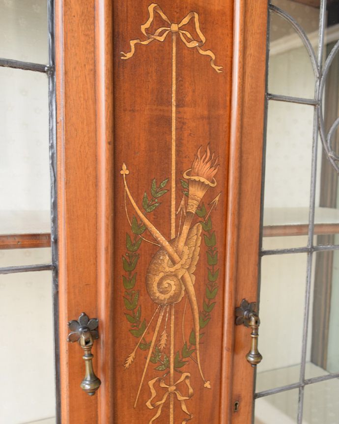 アンティークのキャビネット　アンティーク家具　アンティークの英国インテリア、象嵌入りの高級感溢れるガラスキャビネット（飾り棚） 。惚れ惚れしちゃう美しさこんなに堅い無垢材に一体どうやったんだろう？と不思議になるくらい細かい装飾にうっとりです。(j-1577-f)