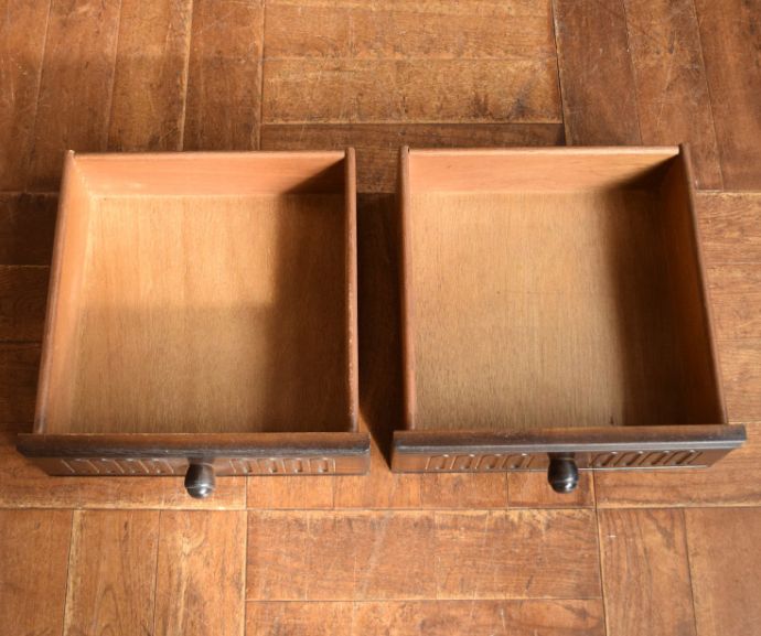 アンティークのキャビネット　アンティーク家具　英国の美しいアンティーク家具、濃い色のカップボード。引き出しは全部で２杯。(j-1586-f)