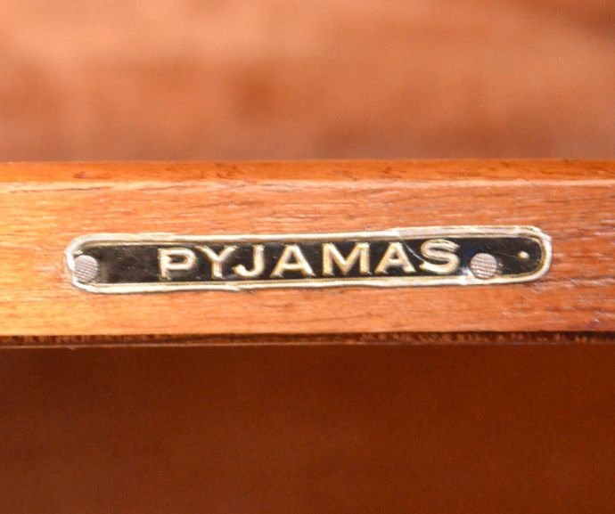アンティークのキャビネット　アンティーク家具　お洒落のための英国のアンティーク家具、どこにでも置けるスモールローブ。こちらは「パジャマ」。(j-1593-f)