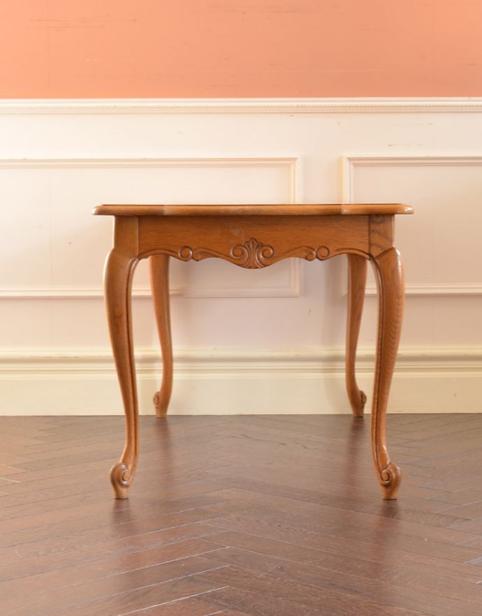 ロイドテーブル　アンティーク家具　エレガントなフランスのアンティーク家具、美しい脚と市松模様のコーヒーテーブル。脚の美しさが自慢のテーブル！猫脚が優雅なテーブルです。(j-1604-f)