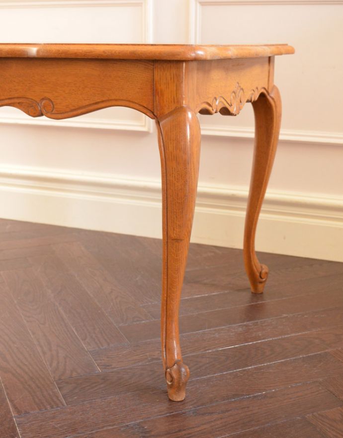 ロイドテーブル　アンティーク家具　エレガントなフランスのアンティーク家具、美しい脚と市松模様のコーヒーテーブル。美しい猫脚でしっかりテーブルを支えます。(j-1604-f)