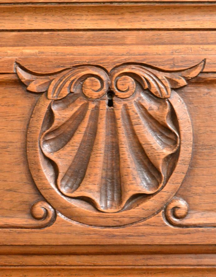 ビューロー　アンティーク家具　彫りたっぷりのアンティーク家具、フランスのゴージャスなアンティークビューロー（デスク）。引き出しの鍵穴です。(j-1605-f)