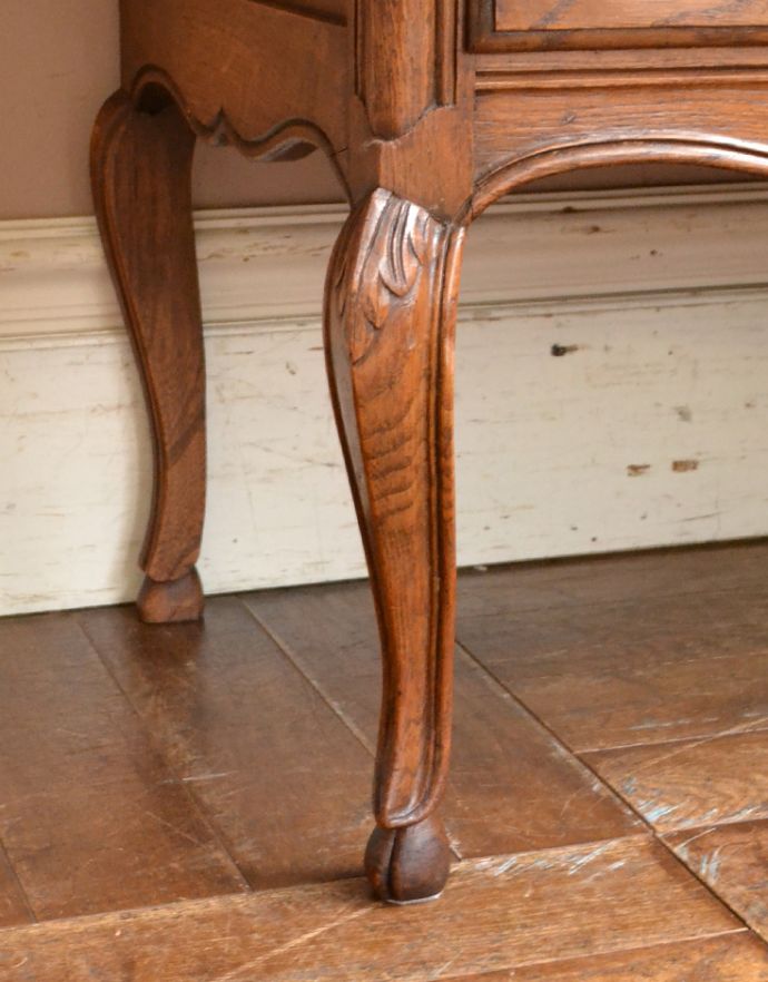 ビューロー　アンティーク家具　彫りたっぷりのアンティーク家具、フランスのゴージャスなアンティークビューロー（デスク）。安定感のある脚がしっかり支えます。(j-1605-f)