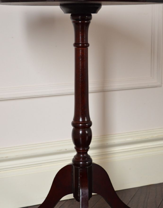 ロイドテーブル　アンティーク家具　アンティークの英国家具、グリーンがキレイな革張りのワインテーブル（オケージョナルテーブル）。１つ１つキレイな装飾には、思わずうっとりしてしまいます。(j-1615-f)