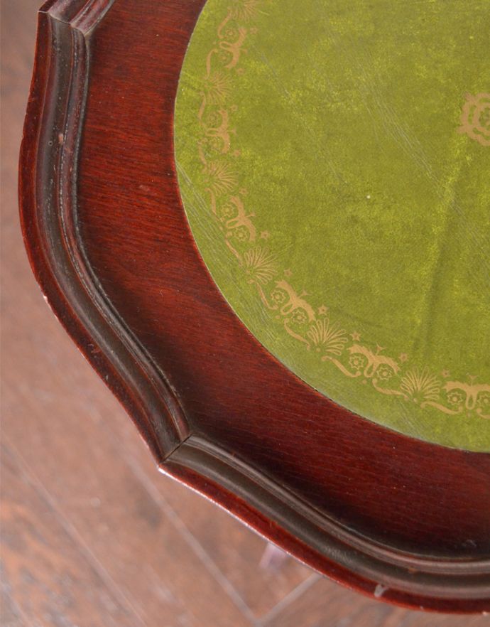 ロイドテーブル　アンティーク家具　アンティークの英国家具、グリーンがキレイな革張りのワインテーブル（オケージョナルテーブル）。縁どりのカッティングがとっても優雅・・・きちんと修復しているので、届いたその日からお使いいただけます。(j-1615-f)