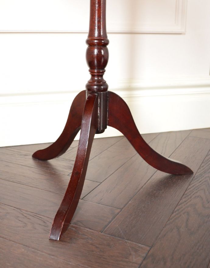 ロイドテーブル　アンティーク家具　アンティークの英国家具、グリーンがキレイな革張りのワインテーブル（オケージョナルテーブル）。重厚感のある美しい脚がリッチ感を出してくれます。(j-1615-f)