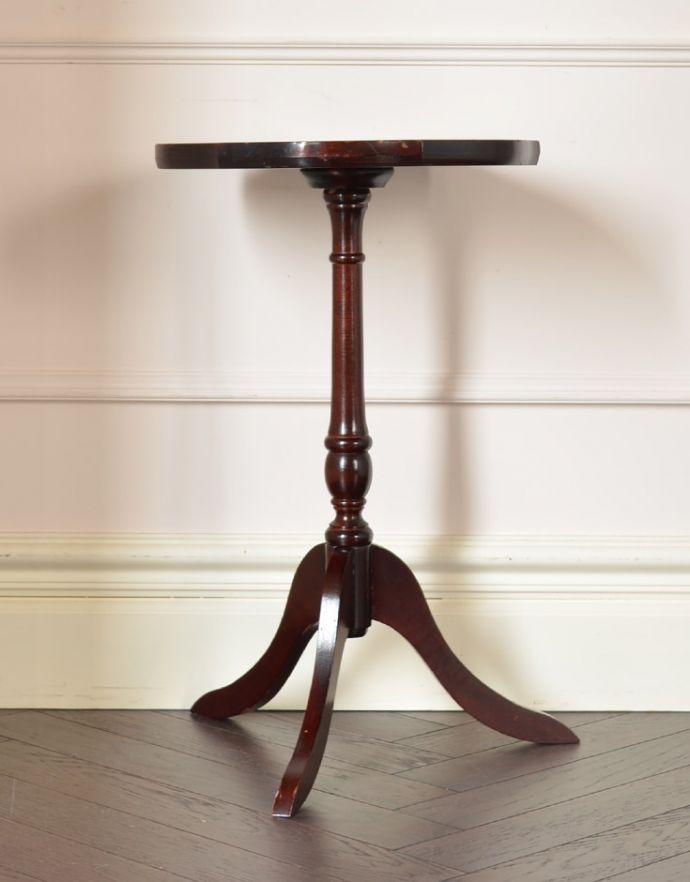 ロイドテーブル　アンティーク家具　アンティークの英国家具、グリーンがキレイな革張りのワインテーブル（オケージョナルテーブル）。きちんとメンテナンスしてあるので、裏側もキレイです。(j-1615-f)