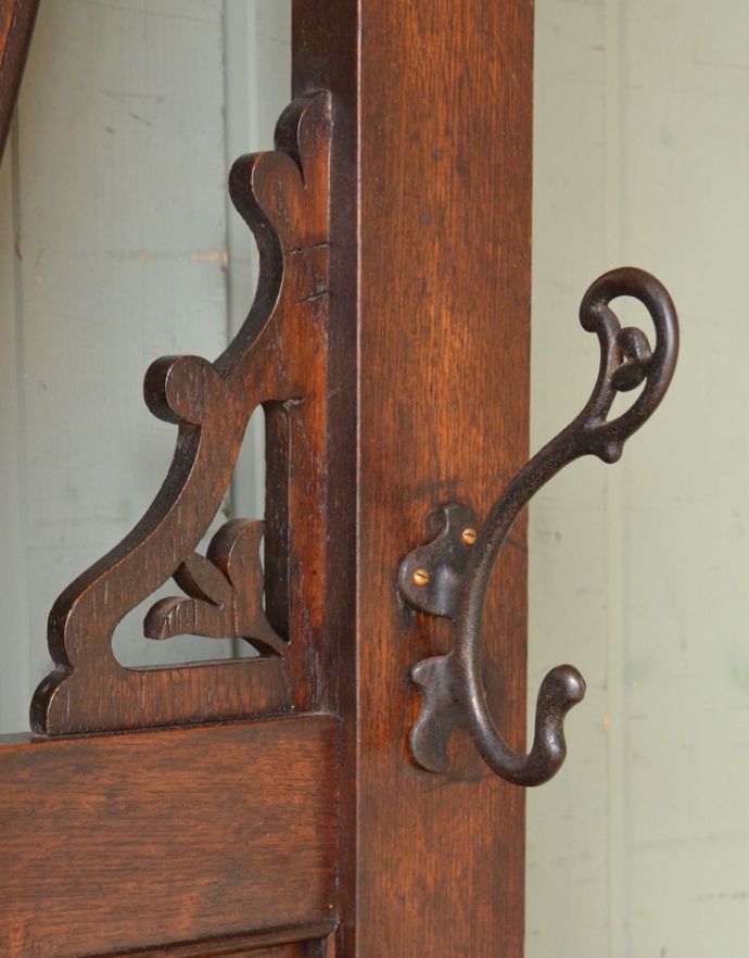 アンティークの玄関収納　アンティーク家具　英国らしいミラー付のアンティーク家具、玄関の収納家具のホールスタンド（コート掛け）。オシャレなデザインのダブルフック。(j-1628-f)