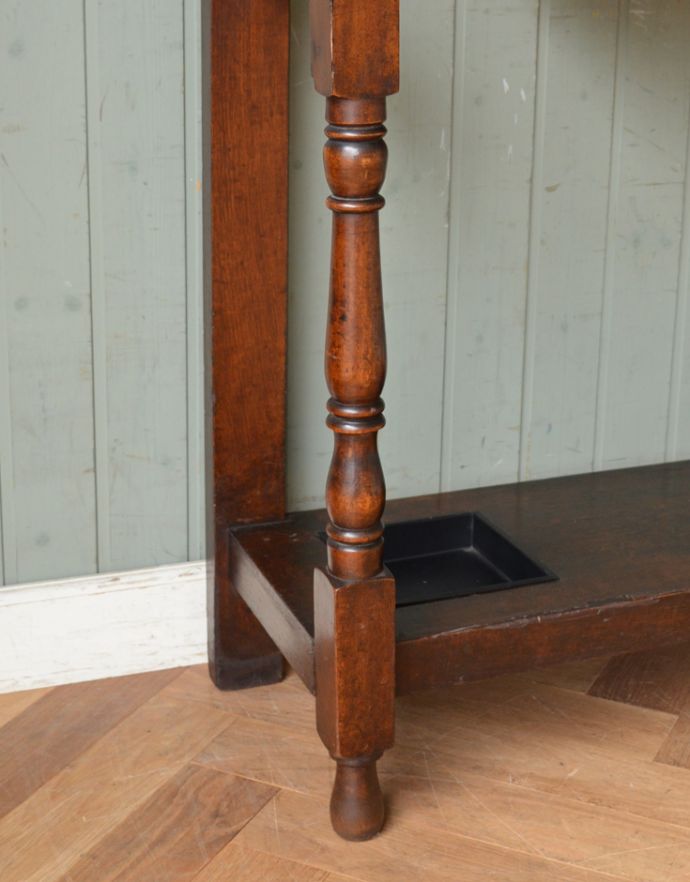 アンティークの玄関収納　アンティーク家具　英国らしいミラー付のアンティーク家具、玄関の収納家具のホールスタンド（コート掛け）。綺麗な彫りの入った脚です。(j-1628-f)
