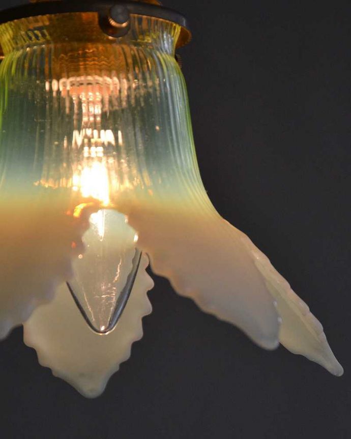 ペンダントライト　照明・ライティング　グリーンのヴァセリンが美しい、アンティークシェードペンダントライト（コード・シャンデリア電球・ギャラリーA付き）。。(j-164-z)