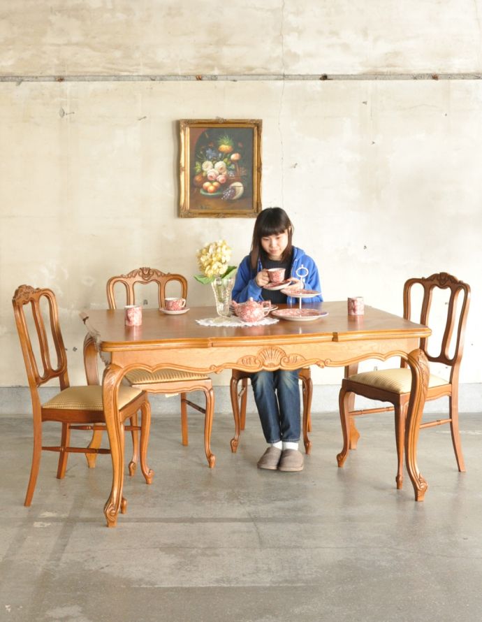 ロイドテーブル　アンティーク家具　アンティークのフランス家具、彫りたっぷりのドローリーフテーブル（伸張式）。伸ばさずに使っても充分な大きさ。(j-1646-f)