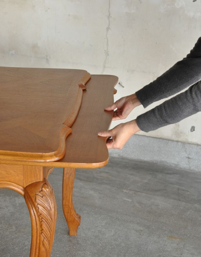 ロイドテーブル　アンティーク家具　アンティークのフランス家具、彫りたっぷりのドローリーフテーブル（伸張式）。天板は引っ張り出すだけであっという間に大きくなります。(j-1646-f)