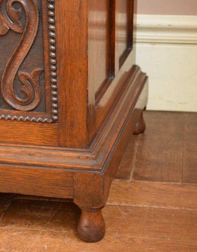 アンティークのドレッサー　アンティーク家具　イギリスからやってきたアンティーク家具、彫がキレイなアンティークドレッシングチェスト（ドレッサー）。丸みのある脚です。(j-1655-f)