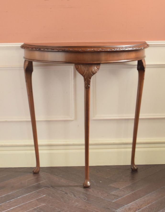 ロイドテーブル　アンティーク家具　英国のアンティーク家具、装飾の美しいコンソールテーブル。脚が細いので、シルエットがとても素敵なんです。(j-1668-f)