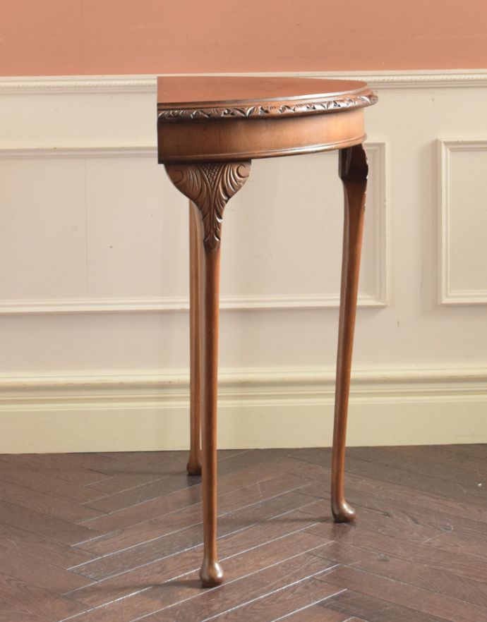 ロイドテーブル　アンティーク家具　英国のアンティーク家具、装飾の美しいコンソールテーブル。サイドはこんなにスッキリ！場所を取らないので使いやすいです。(j-1668-f)