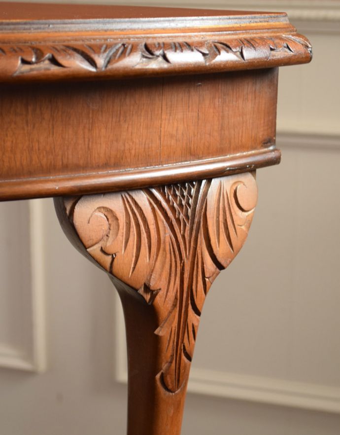 ロイドテーブル　アンティーク家具　英国のアンティーク家具、装飾の美しいコンソールテーブル。半円の縁にも美しい彫りがデザインされています。(j-1668-f)