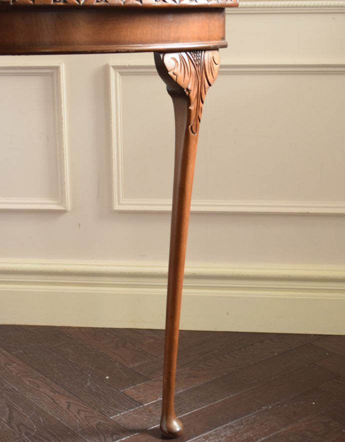 ロイドテーブル　アンティーク家具　英国のアンティーク家具、装飾の美しいコンソールテーブル。伸びた脚。(j-1668-f)