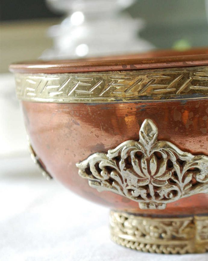 アンティーク 真鍮の雑貨　アンティーク雑貨　英国アンティーク雑貨、きれいな装飾がついた銅のボウル。銅のピカピカとした輝きが美しいですね。(j-167-z)