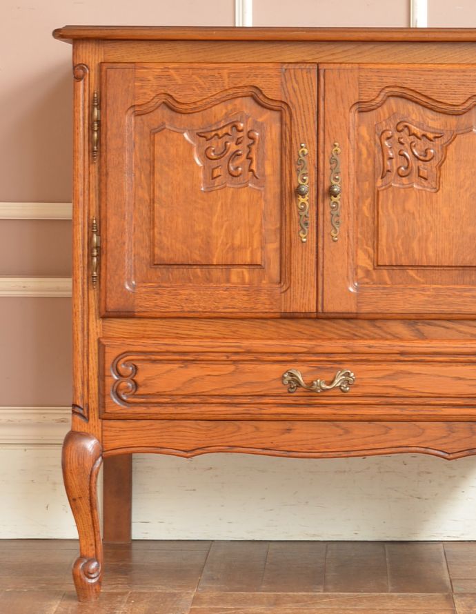 アンティークのキャビネット　アンティーク家具　リビングで便利に使えるアンティーク家具、フランスのエレガントな木製キャビネット。繊細で高級感たっぷりの扉の彫り。(j-1670-f)
