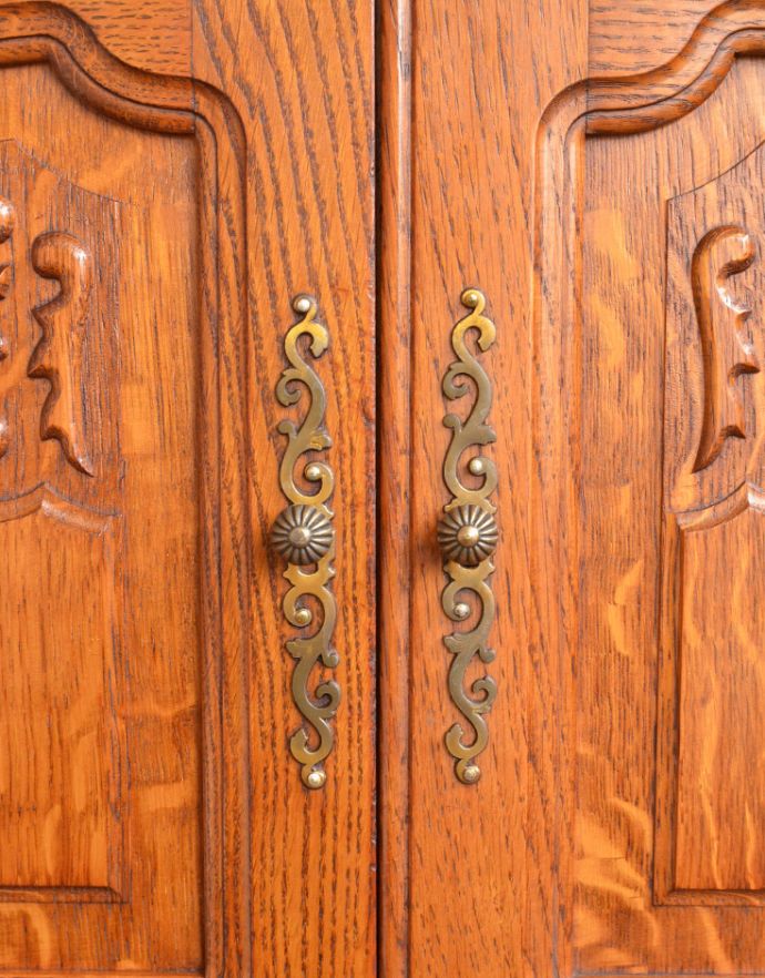 アンティークのキャビネット　アンティーク家具　リビングで便利に使えるアンティーク家具、フランスのエレガントな木製キャビネット。凝った繊細な装飾が、フランスらしいです。(j-1670-f)
