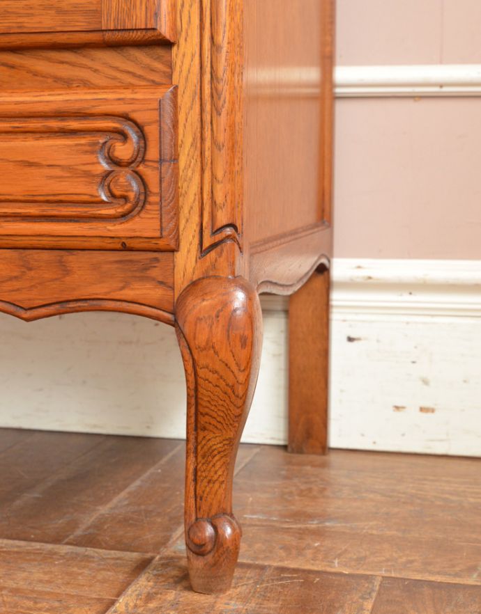 アンティークのキャビネット　アンティーク家具　リビングで便利に使えるアンティーク家具、フランスのエレガントな木製キャビネット。安定感のある脚がしっかり支えます。(j-1670-f)