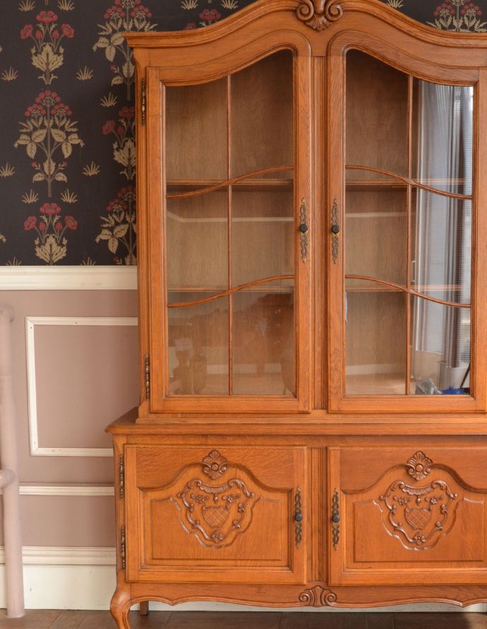 アンティークのキャビネット　アンティーク家具　フランスならではのゴージャスな装飾を施した贅沢なアンティークガラスキャビネット。どんなものを飾っても、素敵に見えてしまうキャビネット。(j-1672-f)