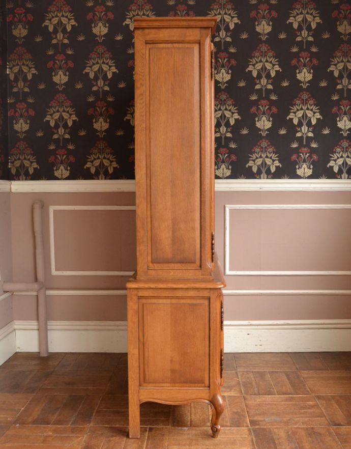 アンティークのキャビネット　アンティーク家具　フランスならではのゴージャスな装飾を施した贅沢なアンティークガラスキャビネット。横から見ると意外とスッキリしているんですよ。(j-1672-f)