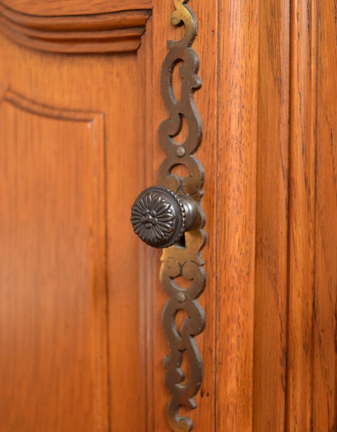 アンティークのキャビネット　アンティーク家具　フランスならではのゴージャスな装飾を施した贅沢なアンティークガラスキャビネット。下の扉にもアンティークらしい繊細なデザインの取っ手がちょこんと付いています。(j-1672-f)