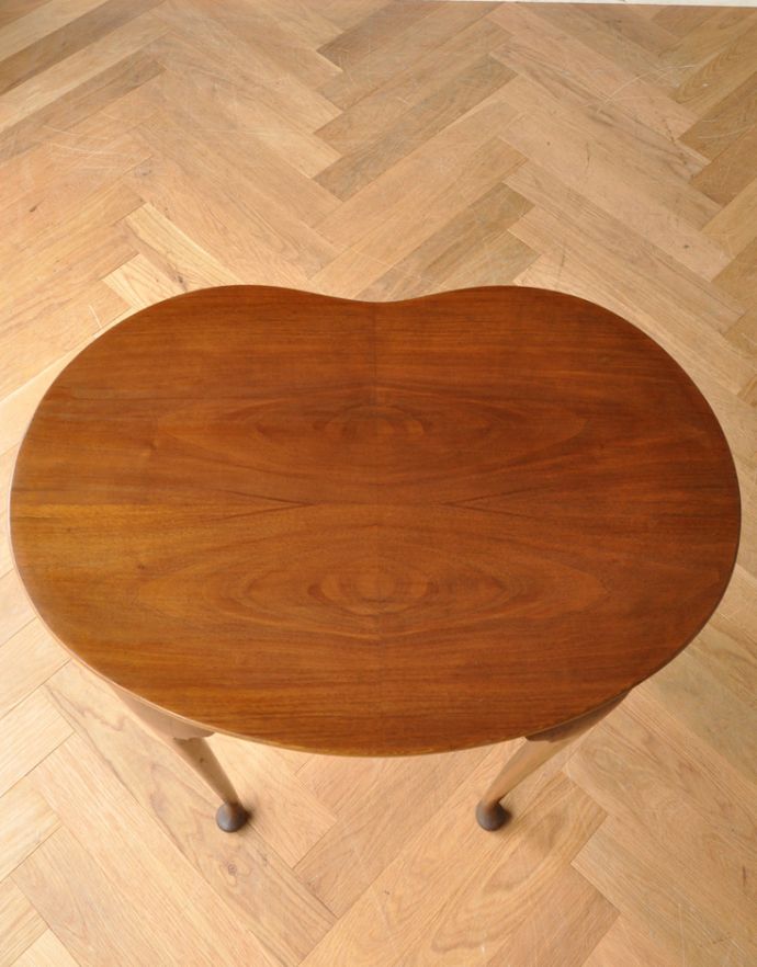 アンティークのテーブル　アンティーク家具　イギリスの便利なアンティーク家具、細くて長い脚が美しいオケージョナルテーブル。天板もキレイに仕上げました。(j-1673-f)