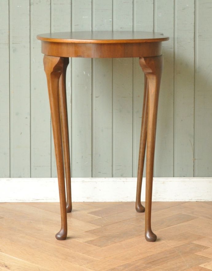 アンティークのテーブル　アンティーク家具　イギリスの便利なアンティーク家具、細くて長い脚が美しいオケージョナルテーブル。どこでも使える便利なオケージョナルテーブル。(j-1673-f)
